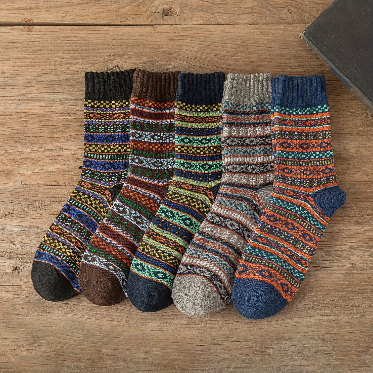 Cozy Mens Retro Christmas Socks - Thick & Warm Winter Set - Stylish Unisex Design for Couples - Perfect Fit US 6-10, 5 Pairs Pack