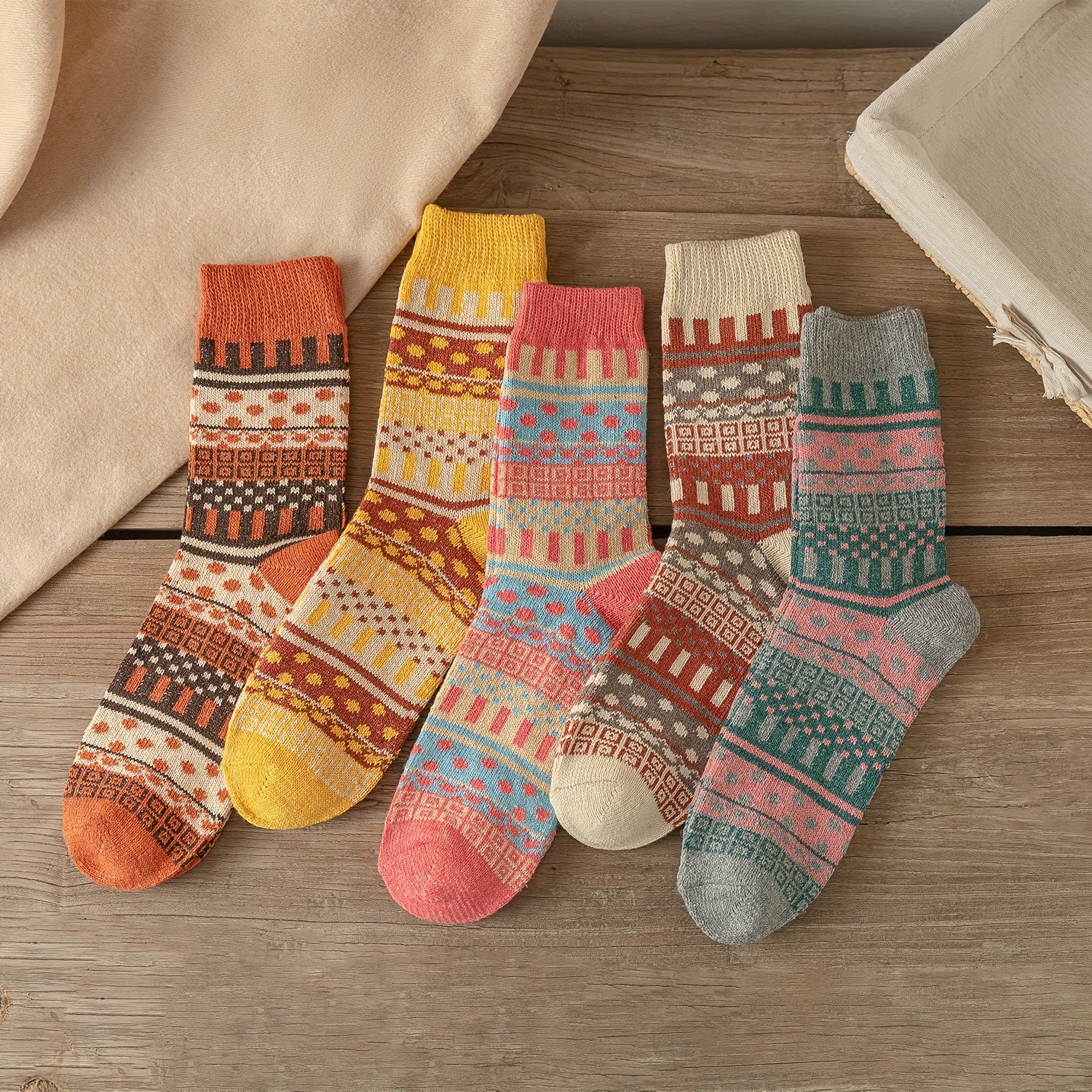 Cozy Mens Retro Christmas Socks - Thick & Warm Winter Set - Stylish Unisex Design for Couples - Perfect Fit US 6-10, 5 Pairs Pack