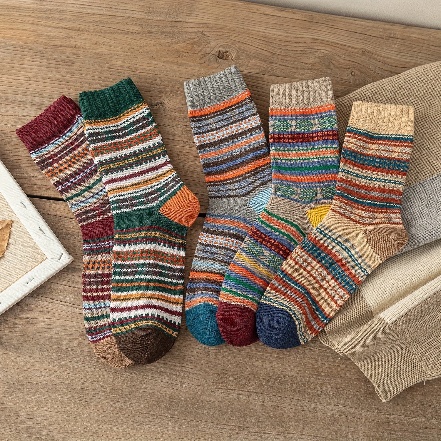 Cozy Mens Retro Christmas Socks - Thick & Warm Winter Set - Stylish Unisex Design for Couples - Perfect Fit US 6-10, 5 Pairs Pack