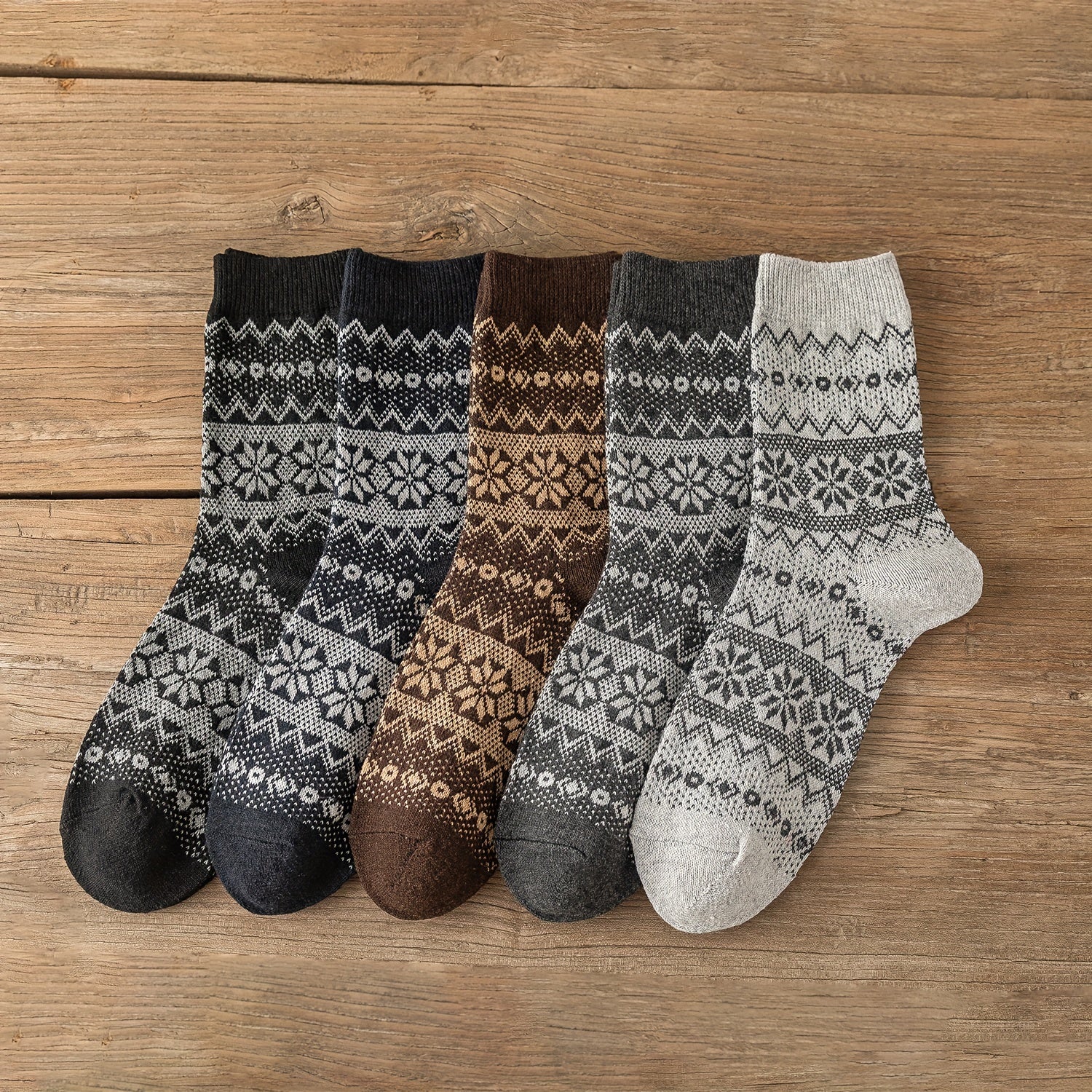 Cozy Mens Retro Christmas Socks - Thick & Warm Winter Set - Stylish Unisex Design for Couples - Perfect Fit US 6-10, 5 Pairs Pack